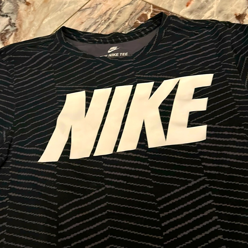 Nike gray and white logo t shirt men’s smalll